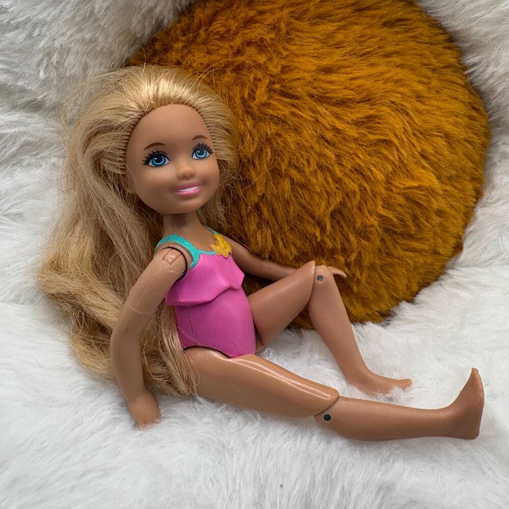 Mattel Barbie Club Chelsea Doll 5.5in 2020 (DLY34) (SKU: 569TO)